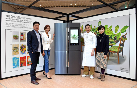 28일 삼성전자가 서울 논현동 쿤스트할레에서 '2017 삼성 셰프컬렉션 패밀리허브 익스피리언스데이'를 개최하고 제품 사용성에 관한 다양한 분야의 전문가들을 초청해 '셰프컬렉션 패밀리허브'의 혁신 기능 스토리를 소개했다.<삼성전자 제공>